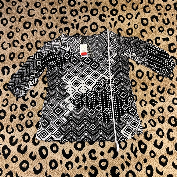 Black and White patterned cold shoulder top - Picture 6 of 9